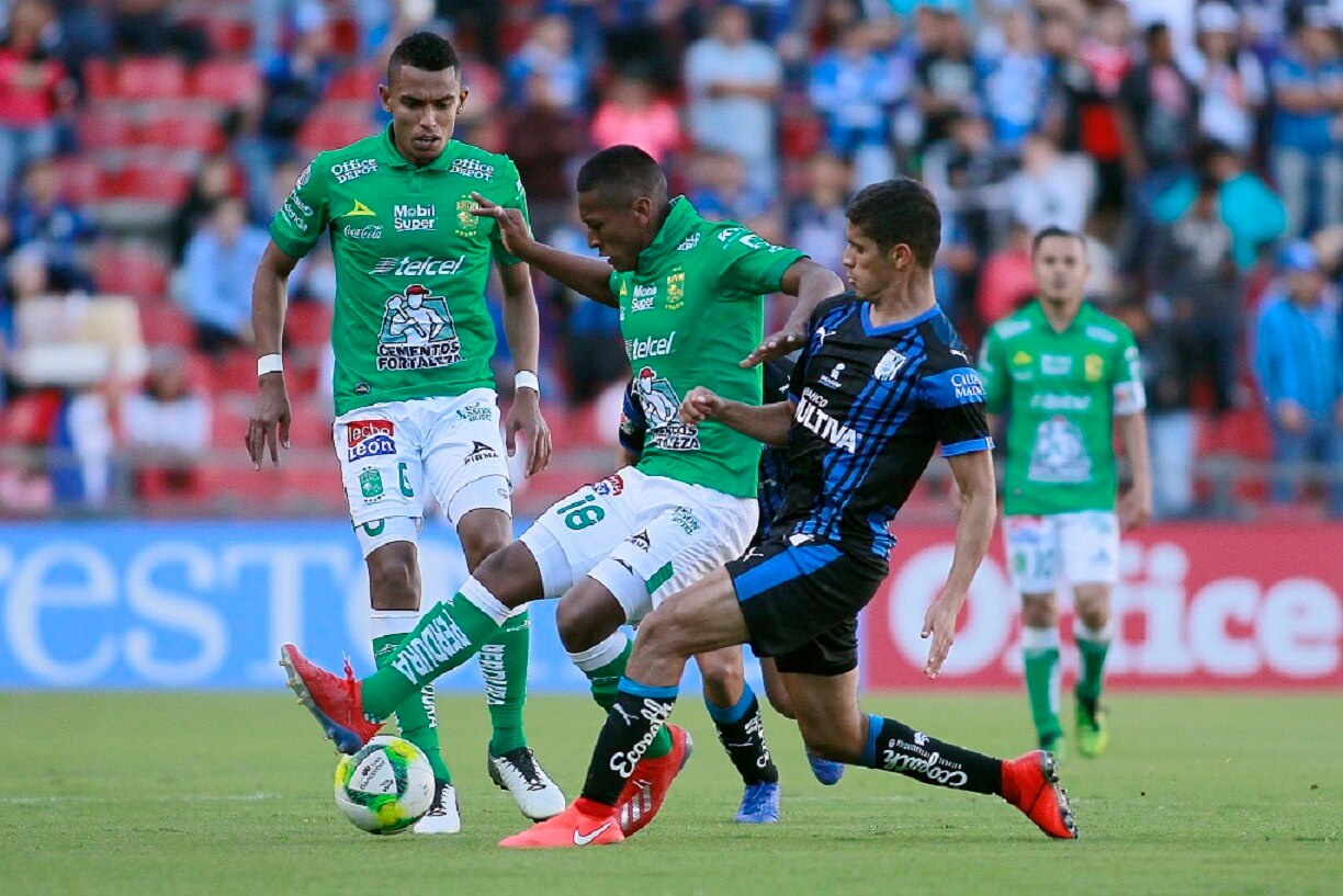 León despedaza a los emplumados