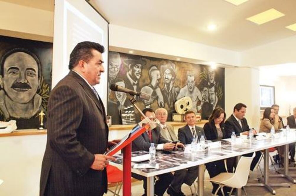 Abuchean a diputado David Dorantes