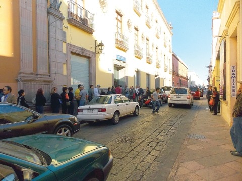 Registra SAT largas filas