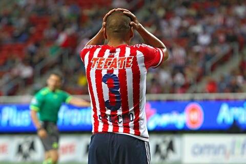 Carlos Salcido lucha contra adversidad