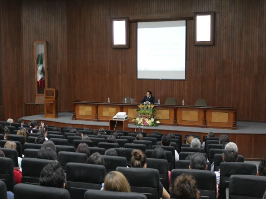 Actualiza Facultad de Derecho a sus alumnos