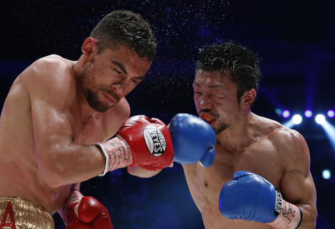 Akira Yegashi hipnotiza a la ‘Cobra’ Mendoza en Japón