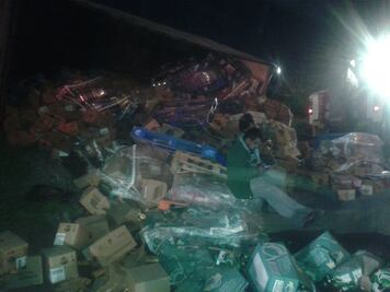 Camión que transportaba abarrotes vuelca en la México-Querétaro