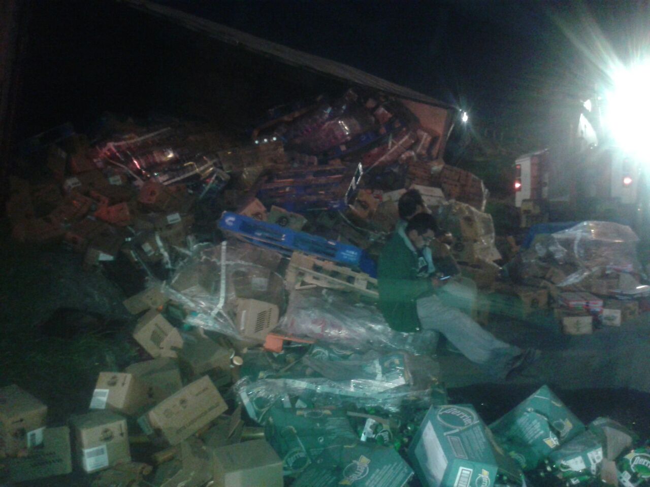 Camión que transportaba abarrotes vuelca en la México-Querétaro