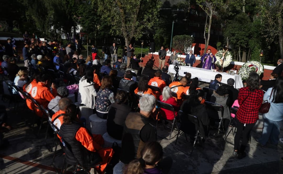 Misa solemne en el reloj del sol en Tlatelolco, alcaldia Cuauhtémoc, recordando a los fallecidos por el sismo de 1985. El grupo de rescate Topos azteca fue el encargado de la organización. Foto: Carlos Mejía / EL UNIVERSAL