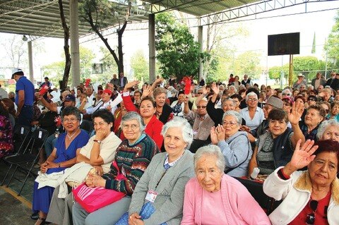 Adultos mayores son reconocidos