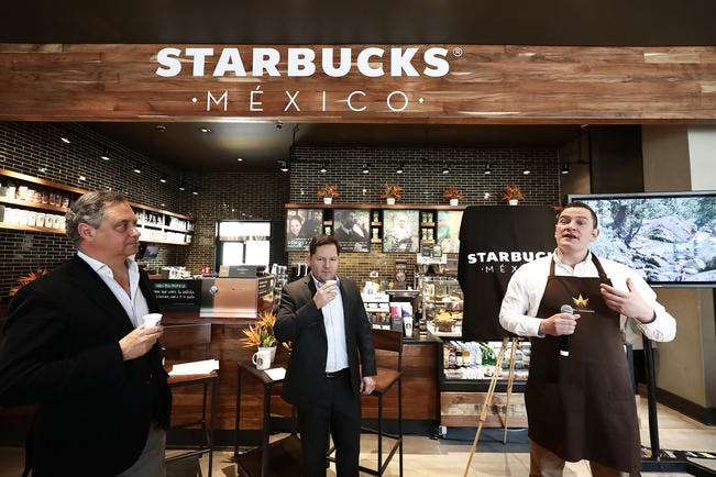 Cadena Starbucks ofrece contratar a los mexicanos que sean deportados