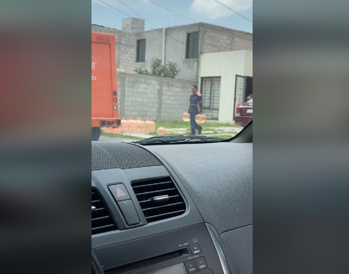 Viral. Rellenan garrafones en domicilio particular