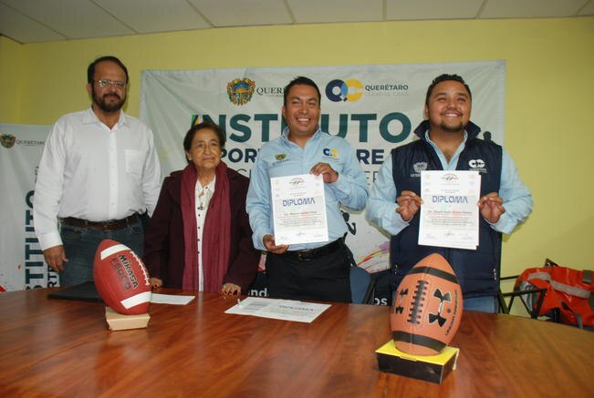 El Instituto del Deporte Municipal recibió el reconocimiento otorgado por los representantes del Salón de la Fama Nacional de Futbol Americano. (INSTITUTO DEL DEPORTE MUNICIPAL)