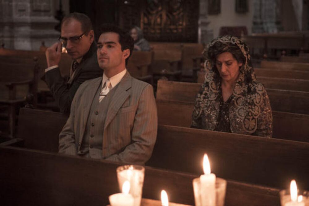 Alfonso Herrera en el papel de Ramón Mercader, quien asesinó a León Trotsky en Coyoacán (CORTESÍA)