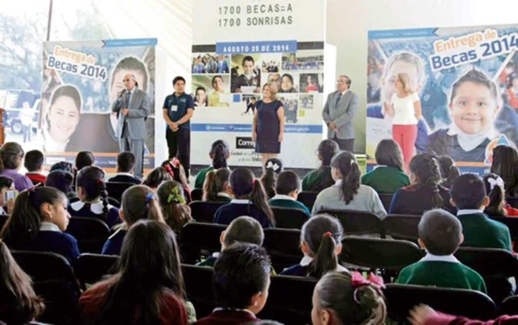 Zapata exige a próximo alcalde continuar con entrega de becas