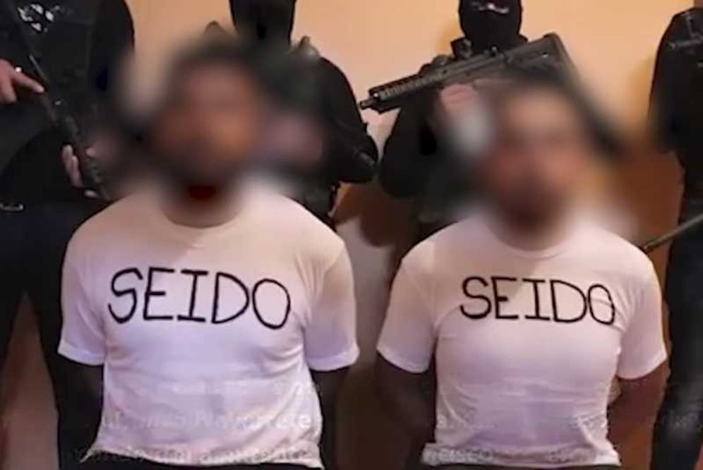 En redes sociales se difundió un video con duración de más de dos minutos en el que se muestra a los dos agentes hincados. Foto: Archivo / EL UNIVERSAL