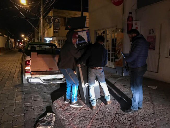 El miércoles por la noche, apenas a unas horas de haberse hecho el anuncio de la cancelación del contrato con Aquiles Park, comenzó el retiro de los parquímetros de las calles del Centro Histórico (DEMIAN CHÁVEZ/ EL UNIVERSAL)