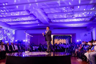 Luis Nava presenta el proyecto Qro Ciudad Expon3nci4l