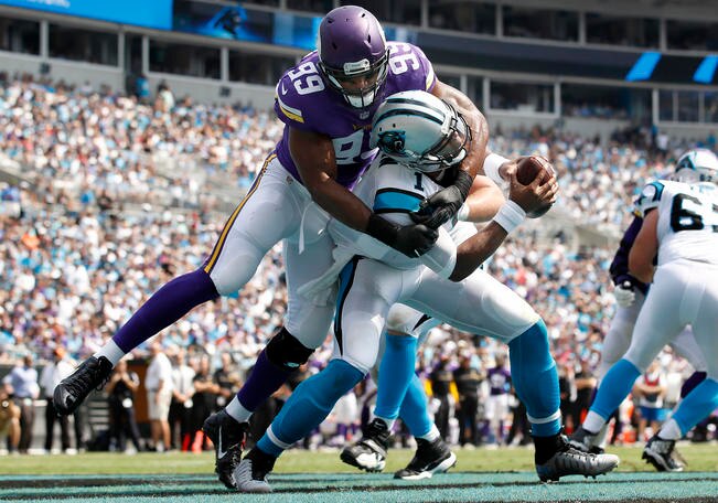 La defensiva púrpura evitó cualquier reacción de las Panthers (CARLOS GONZÁLEZ. AP)
