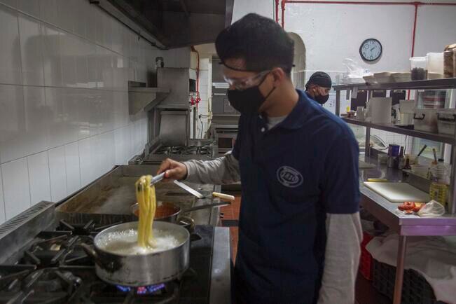 Restaurantes buscan librar crisis con promociones