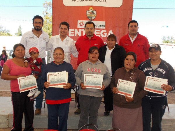 Entregan apoyos de vivienda