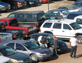 ¡Se pasó de listo! Funcionario vendía autos del Ayuntamiento de Querétaro