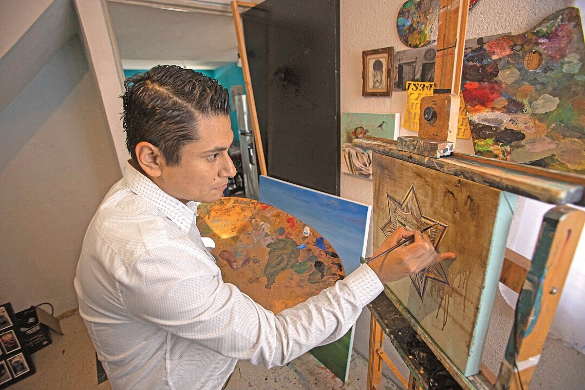 "Un frijolito negro". Un policía queretano apasionado por las artes plásticas