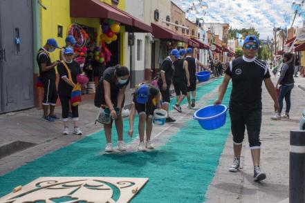 Así es el tapete de aserrín preparado para el paso de la Virgen de El Pueblito 