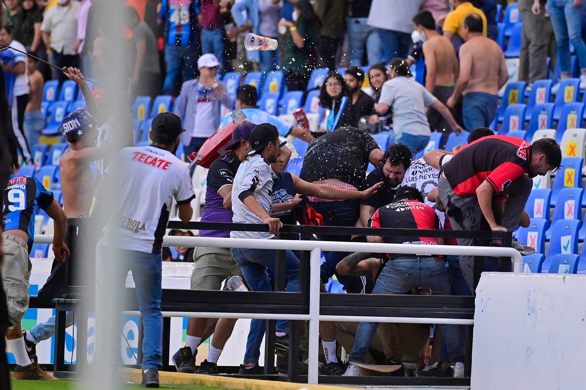 Dan de alta a fanático de Gallos; reconstruyeron su ojo tras violencia en el Corregidora