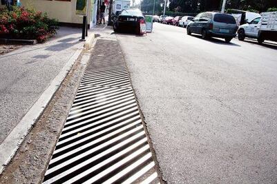 Reparan rejillas en vialidades