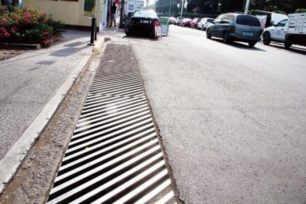 Reparan rejillas en vialidades