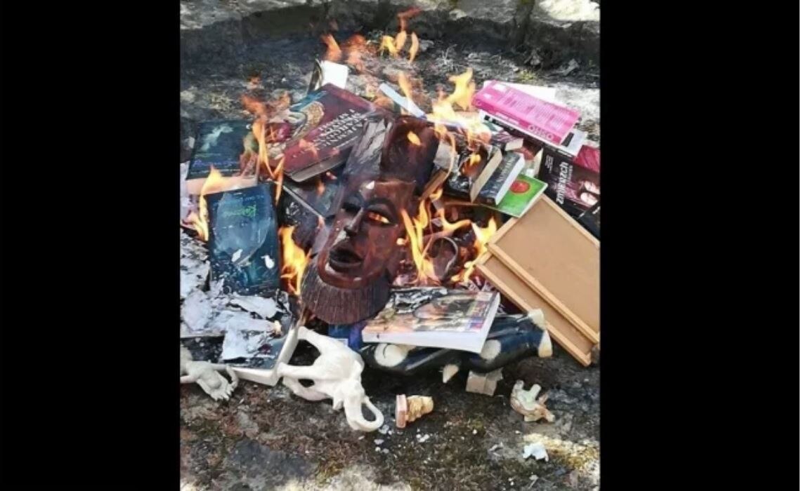 Católicos quemaron libros de Harry Potter por tener "fuerzas malignas"