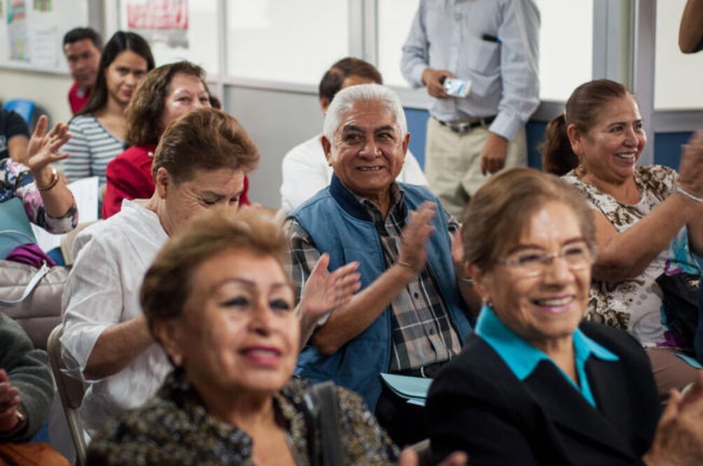 El delegado del ISSSTE, Sergio Blanca Álvarez, encabezó la ceremonia de graduación. Los egresados de este curso, en el cual 11 son mujeres se mostraban emocionados ante sus logros y su nueva habilidad para adentrarse en el mundo digital (FOTO: RICARDO )