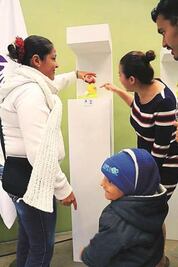 HITO realiza subasta silenciosa de muñecas