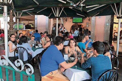 Ven omisión de bares del centro sobre ley antitabaco