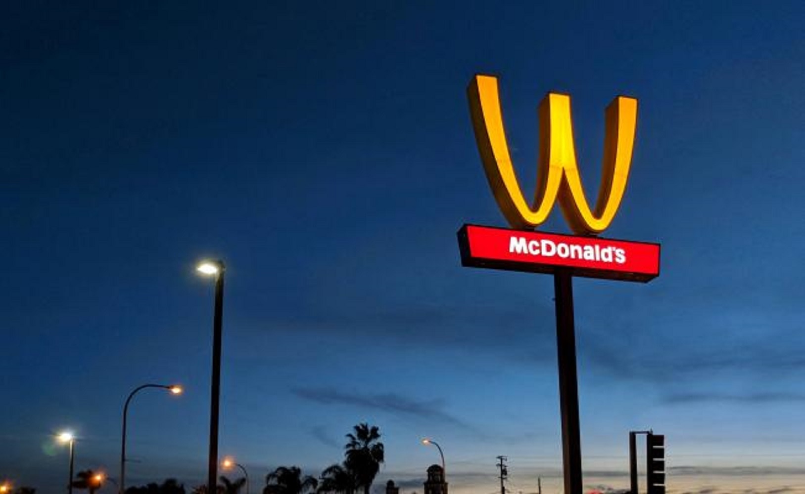 McDonald's voltea su logo para 'celebrar' Día de la Mujer en EU y desata polémica