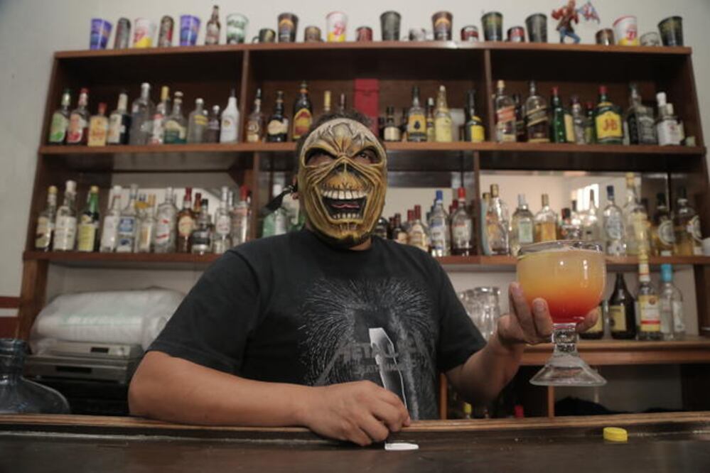 Uno de los preparados recomendados por los encargados del lugar es la “Conga”, una bebida elaborada a base de jugo de naranja, piña, toronja, con un poco de limón y vodka. (FOTOS: GONZALO IBAÑEZ. EL UNIVERSAL)