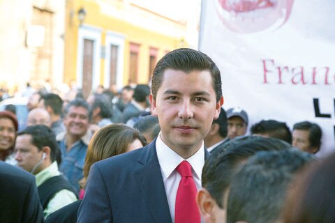 Busca cambiar imagen negativa de políticos