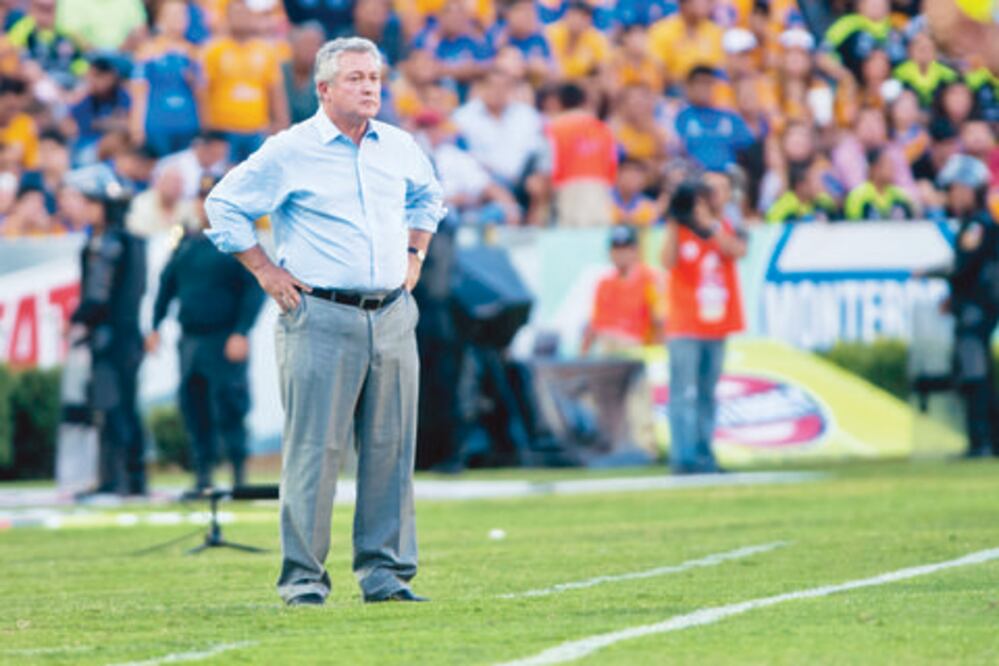 ‘Vuce’ recibe su segunda goleada al frente de Gallos