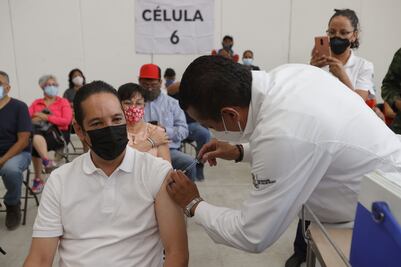 Gobernador de Querétaro hace fila y espera para recibir la vacuna contra el Covid-19