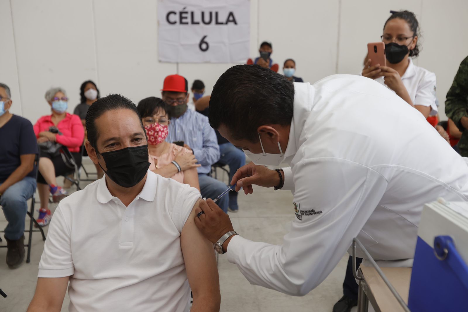 Gobernador de Querétaro hace fila y espera para recibir la vacuna contra el Covid-19