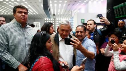 Cómo es la experiencia de viajar en el mismo avión que AMLO