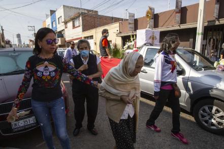 En Domingo de Ramos, llevan a cabo su fe con sana distancia