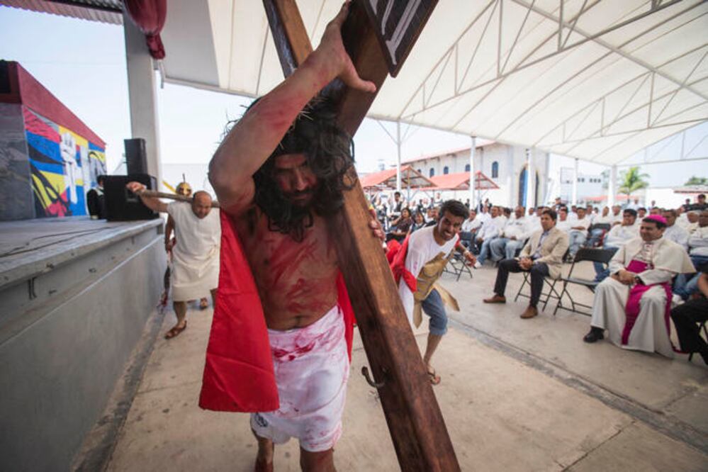 La representación de la Pasión de Cristo contó con una preparación y presentación destacada de los reos, quienes con elementos teatrales llevaron un acto de fe al punto del arte, a pesar de la escenografías y los vestuarios austeros (DEMIAN CHÁVEZ)