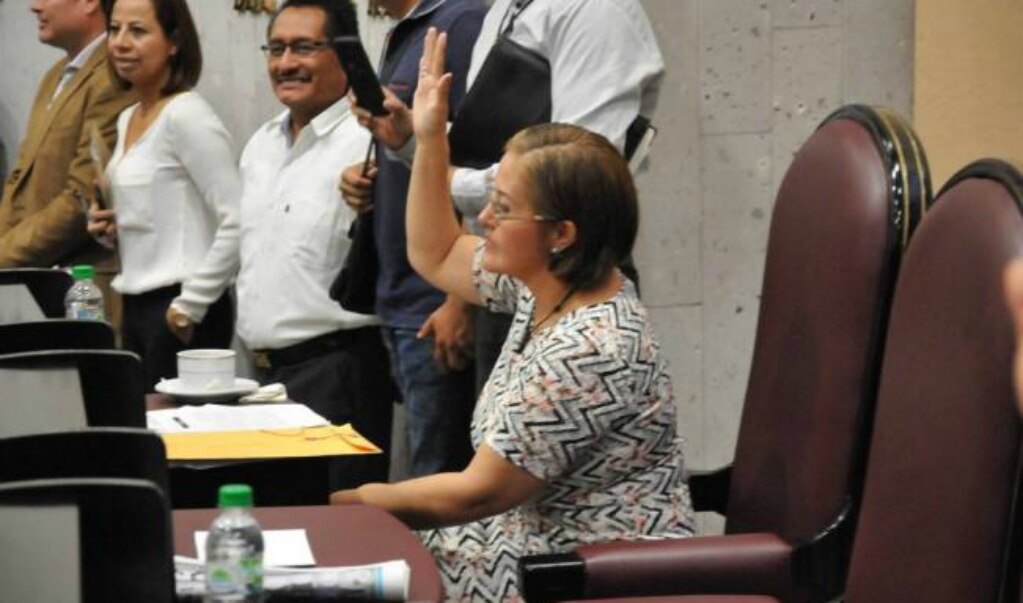 Eva Cadena reaparece en Congreso de Veracruz