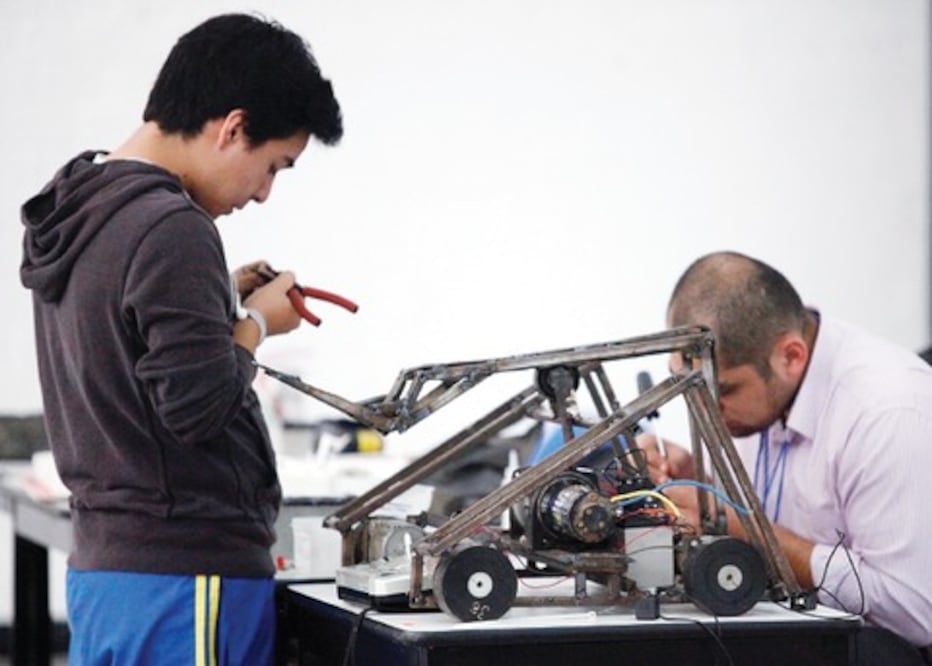 Alumnos de ‘prepa’ desarrollan robots