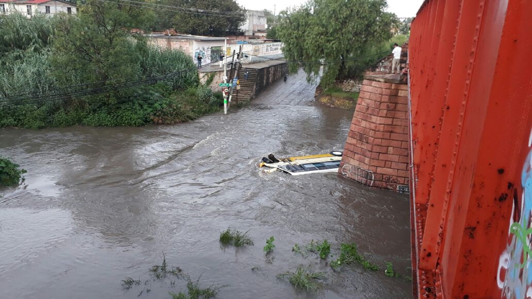 Taxivan cae a corriente del río en SJR