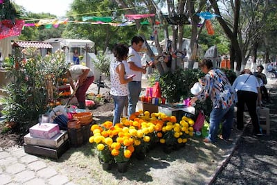 Deja visita a panteones 276 toneladas de basura