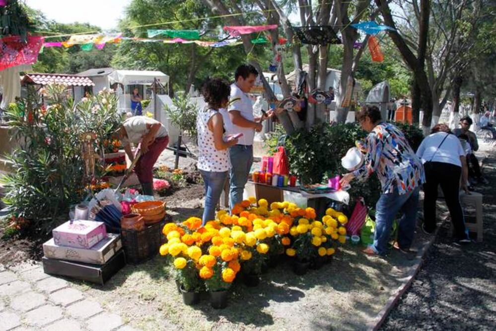 Los panteones capitalinos que más desechos generaron fueron el de El Cimatario, Santa Rosa y San Pedro, debido a su gran afluencia (FOTO: GUILLERMO GONZÁLEZ/ EL UNIVERSAL)