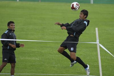 Queretanos esperan triunfo de Gallos