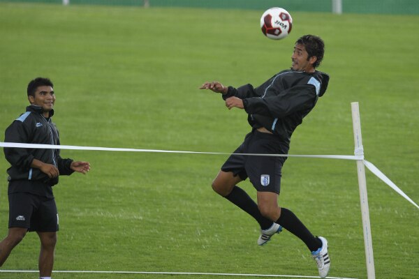 Queretanos esperan triunfo de Gallos