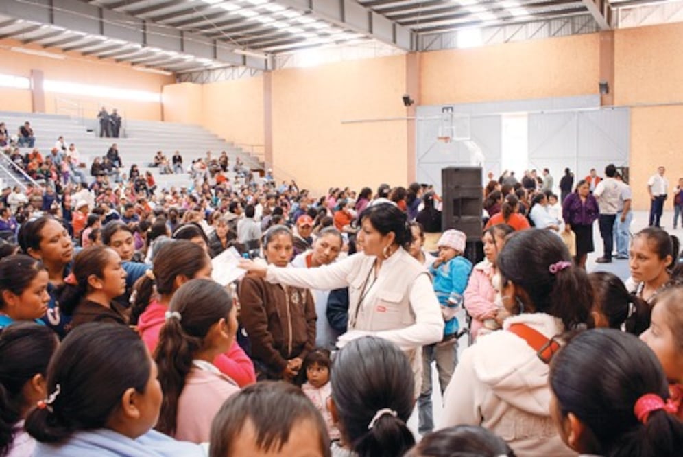 Benefician a familias con dinero y comida