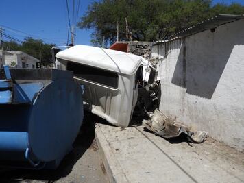 Pipa se queda sin frenos y se lleva dos autos