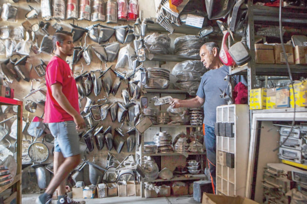 Don Julio César, presidente del Consejo de Honor y Justicia del Club de Automóviles Antiguos de Querétaro, dice que su negocio marcha excelente (DEMIAN CHÁVEZ. EL UNIVERSAL)